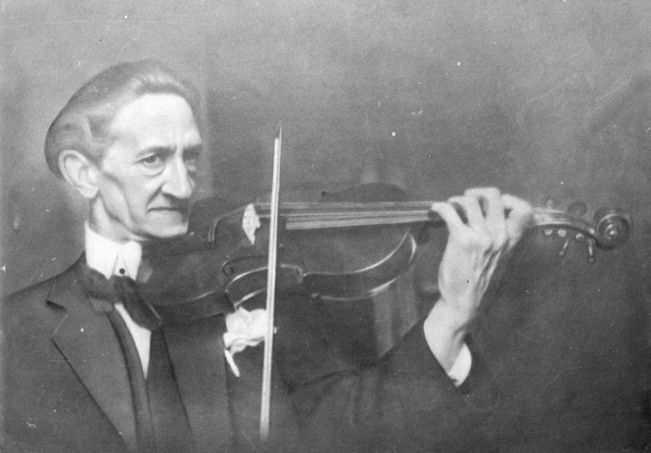 Dr. Franjo Kresnik dok svira violinu